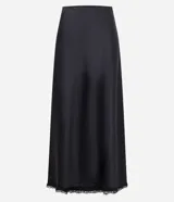 Pollera new midi negra de satén, con corte fluido y detalle de encaje en el ruedo.