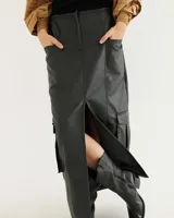 Falda midi negra de cuerina, corte recto, con bolsillos cargo laterales y abertura frontal.