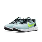 Championes Nike Revolution 6 Next Nature, color gris con detalles en negro y amarillo flúor.