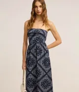 Vestido largo strapless de tricolina con estampado paisley en tonos azul marino y blanco.