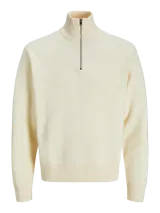 Sweater de manga larga en color marfil, con cuello alto y corte clásico, ideal para el uso diario.