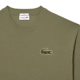 Camiseta negra de manga corta con logo de Lacoste bordado en el pecho.