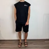 Musculosa blanca con estampado en el frente y sisas amplias.