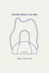 Cartera negra de lona semi impermeable con cierre metálico y correa larga regulable.