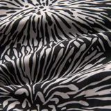 Short de baño negro con estampado de flores blancas.