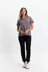 Remera color gris topo de corte recto y mangas cortas.