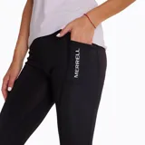 Calzas largas negras de poliéster y spandex, con calce ajustado, textura suave en el interior, secado rápido, detalles reflectivos y bolsillo lateral con logo Merrell estampado en blanco. Incluye bolsa para guardar.