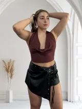 Top blanco con escote halter y espalda descubierta.