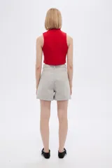 Short de jean color beige, de tiro alto y corte holgado.