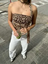 Top strapless con estampado animal print, con detalle de lazo al cuello.