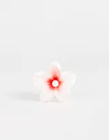 Broche con forma de flor color rosa claro y aplique de perla en el centro.