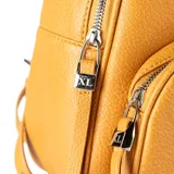 Mochila color camel de poliéster con diseño símil cuero graneado. Tiene acceso con cierre, un compartimento principal, un bolsillo interno con cierre, un bolsillo interno abierto, un bolsillo externo con cierre, correa regulable y herrajes plateados.