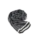 Pashmina gris con diseño de espiga en blanco y negro, con borde gris liso.