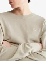 Sweater de algodón color beige, de corte clásico, cuello redondo y logo de la marca bordado en el pecho.
