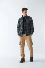 Sobrecamisa polar a cuadros negra y azul, con bolsillos laterales y logo de goma.
