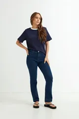 Remera blanca de algodón con cuello redondo y mangas cortas. El cuello es de color azul marino en contraste.