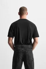 Camiseta blanca de cuello redondo y manga corta, corte regular.