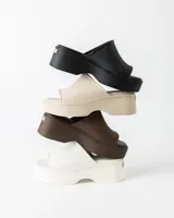Zuecos marrones de goma con plataforma y taco.