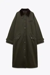 Trench color verde oscuro con cuello solapa combinado en pana marrón y manga larga. Detalle de acabados con trabillas y pinza en espalda. Bolsillos delanteros con solapa y botón a presión. Tejido encerado efecto lavado. Cierre frontal con botones a presión.