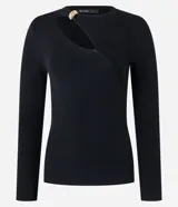 Blusa negra de punto acanalado, con mangas largas, cuello redondo con detalle metálico dorado y abertura asimétrica en el hombro.