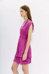 Vestido corto color fucsia con escote en V, sin mangas y falda con volados.