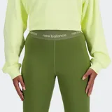 Calza deportiva de tiro alto, color verde oliva, de corte ajustado y largo completo.