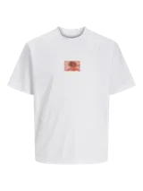 Camiseta blanca de manga corta y cuello redondo con estampado rectangular con imagen abstracta en el pecho.