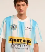 Remera masculina de poliéster con estampa de rayas verticales en celeste y blanco, escudo y lettering "Sport Club Hat Trick".