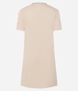 Camisón corto color rosa pálido con botones frontales y ribete negro en cuello y borde de mangas.