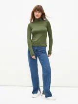 Polera marrón de cuello alto y mangas largas.