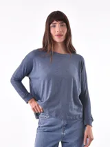 Remera de manga larga color azul con cuello redondo.