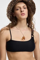 Top de bikini negro con breteles finos regulables y detalle de hebilla metálica en la unión de los breteles y la copa.