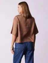 Blusa color beige de lyocell, con escote en V y detalle central en el frente.