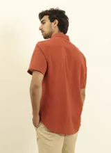 Camisa sport de manga corta color ladrillo, línea premium, con botones de coco.