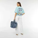 Camiseta celeste de manga corta con cuello redondo y estampado de Mickey Mouse surfeando.