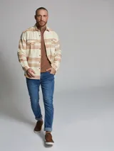 Sobrecamisa beige y marrón a cuadros con dos bolsillos frontales con solapa y cierre abotonado.