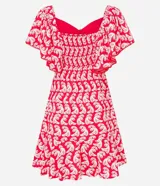 Vestido corto de viscosa y lino con estampado de olas en color blanco sobre fondo rojo. Tiene escote off-shoulder, mangas cortas holgadas, lazo en el busto con detalle de abalorios y volado en el bajo.