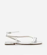 Sandalia plana plateada con tiras finas y detalles de strass, puntera cuadrada y cierre con hebilla en el tobillo.