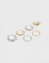 Set de seis anillos con diferentes diseños chunky en color dorado y plateado.