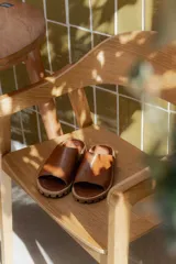 Sandalias marrones de cuero con suela track.