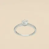 Anillo de plata 925 con circonia engarzada en 6 puntas. Alianza de 1.2mm de ancho y circonia de 5mm de diámetro.