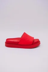 Sandalias rojas de plataforma, veganas y amigables con el medio ambiente. Hechas con Piñatex, textil que busca suplantar el cuero animal, hecho a partir de las hojas del ananá.