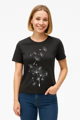 Remera blanca de algodón con cuello redondo y mangas cortas. Estampado frontal con dibujo lineal de flores en un jarrón.