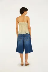 Bermuda jorts de jean azul, corte recto y largo por debajo de la rodilla.