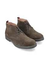 Botín de hombre Hush Puppies modelo New Safari, color marrón, confeccionado en cuero gamuzado con cordones y suela de goma.