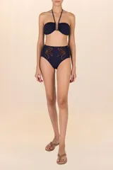 Top de bikini bandeau azul marino con bordado de chaquira dorada en el borde superior y varilla en U en el centro del escote.
