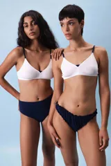 Conjunto de ropa interior de algodón, color azul y lila, compuesto por un corpiño triángulo y una bombacha con volados.