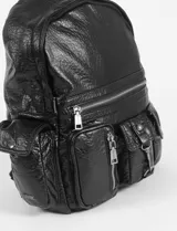 Mochila negra de cuero sintético con múltiples bolsillos frontales con cierre y broche.