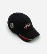 Gorra negra de sarga con visera curva, detalle de tela lateral y estampa bordada con la palabra "STATIC" en blanco y rojo.