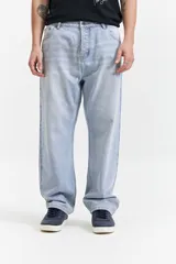 Pantalón de jean celeste claro, corte amplio y tiro medio. Confeccionado en 98% algodón y 2% spandex, con pasacintos.